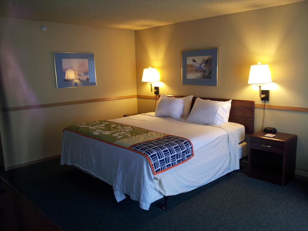 South Tacoma Suites Room photo