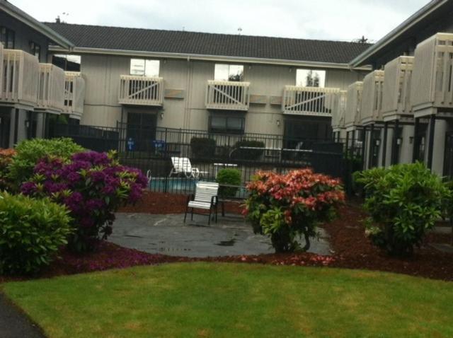 South Tacoma Suites Exterior photo
